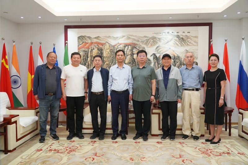 �Ӵ�ʡ������ҵЭ�ό�ɻ᳤һ��ݰ�ٵ��У�